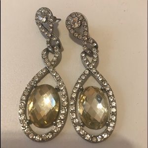 ❗️3/$10 Oval dangling gem earrings